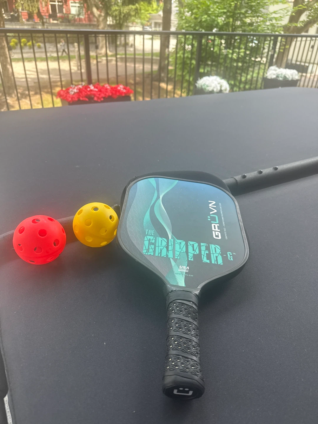 Free GRÜVN pickleball paddle & 2 balls - photo 2