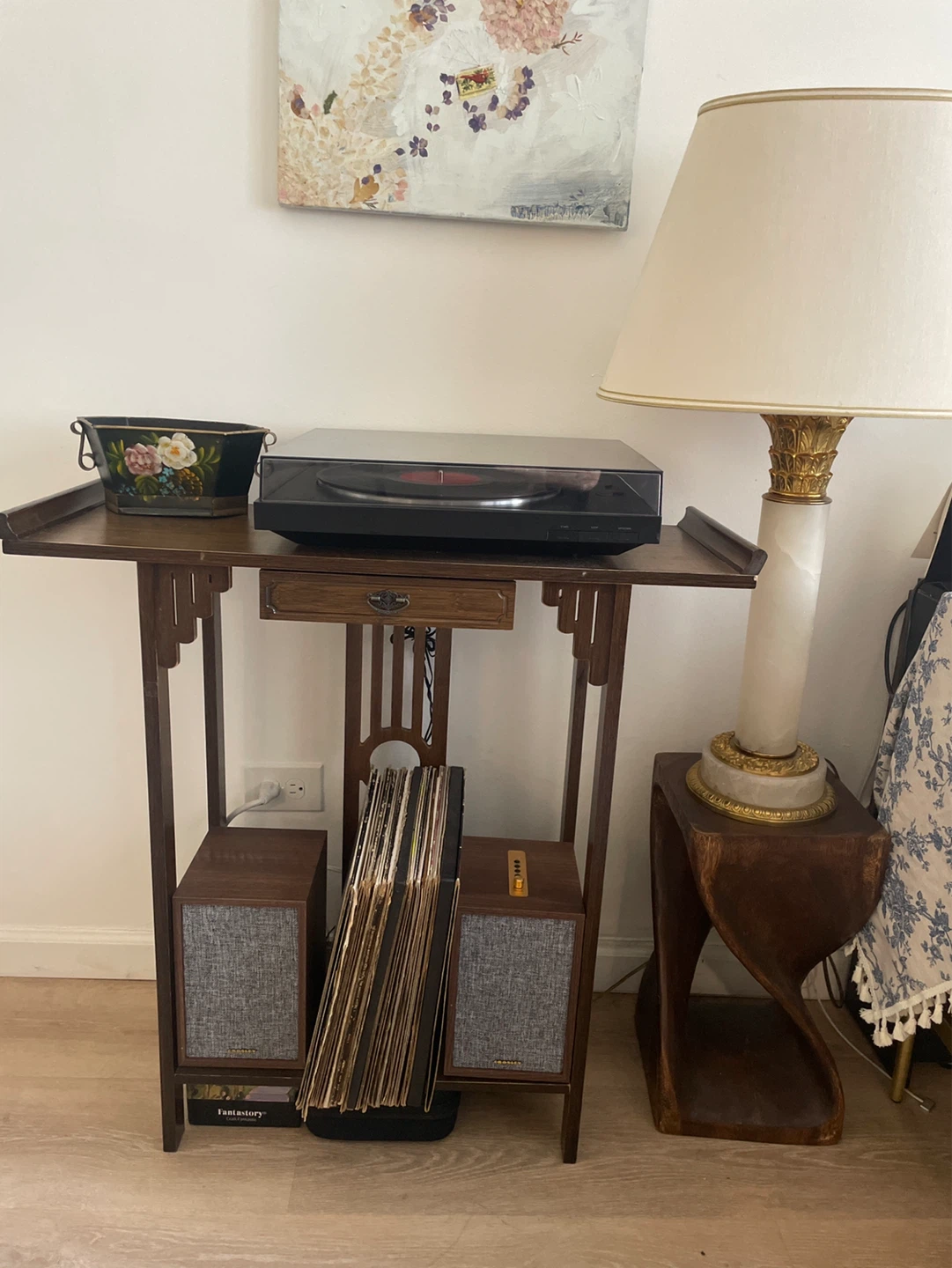 crosley record player with speakers & Bluetooth