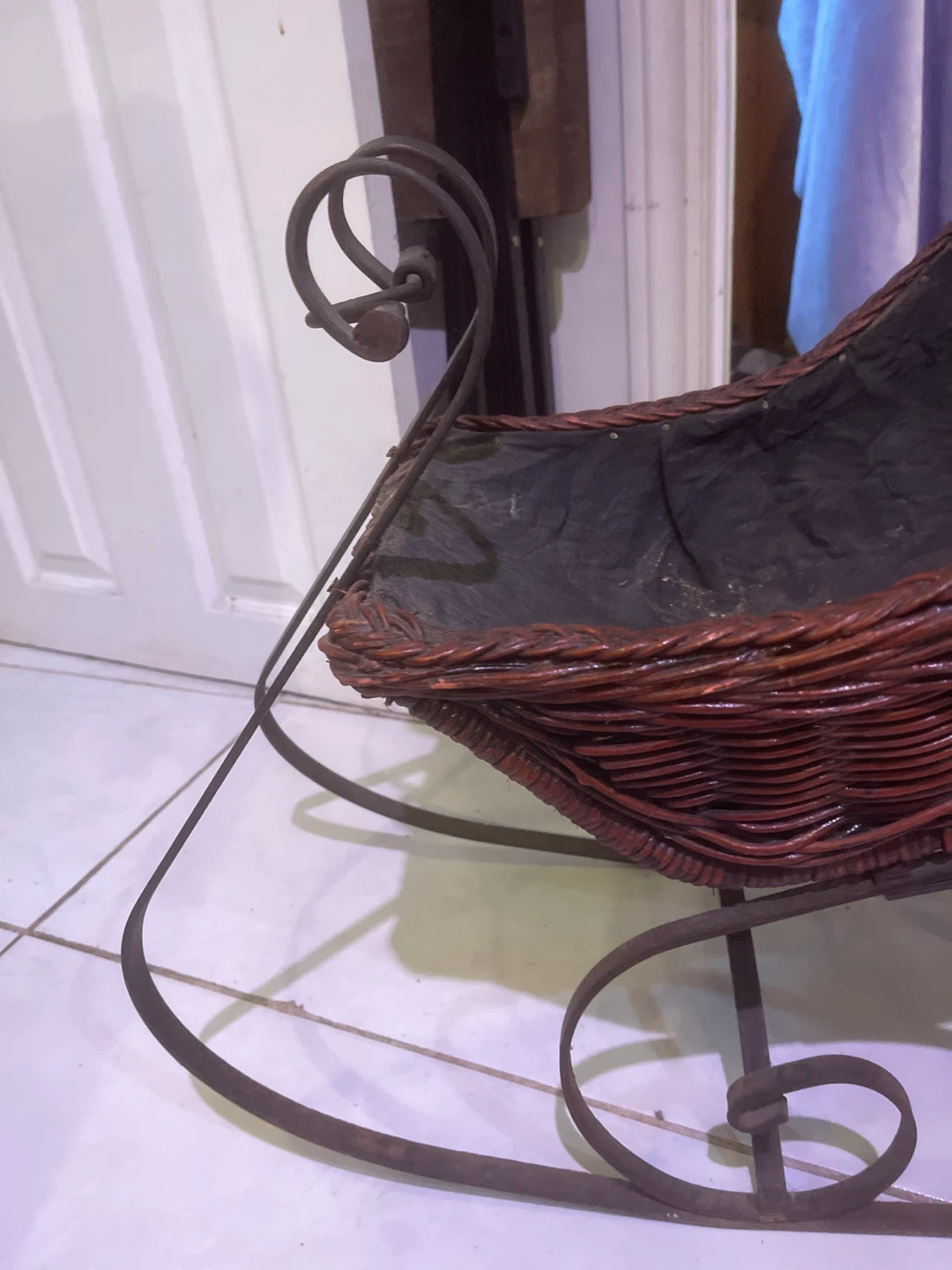 Vintage wicker and metal rocking carriage - photo 4