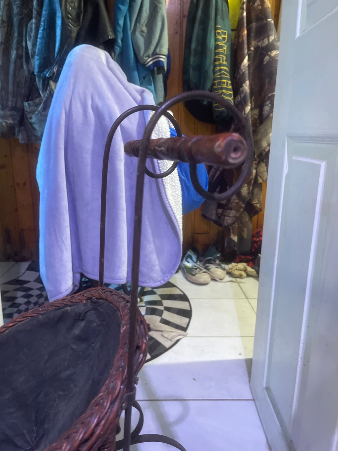 Vintage wicker and metal rocking carriage - photo 2