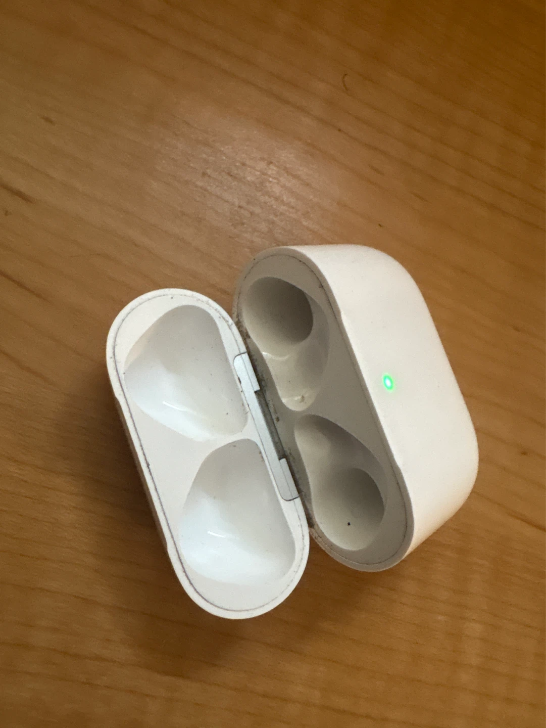 Apple AirPods 4th Gen Charging Case - photo 2