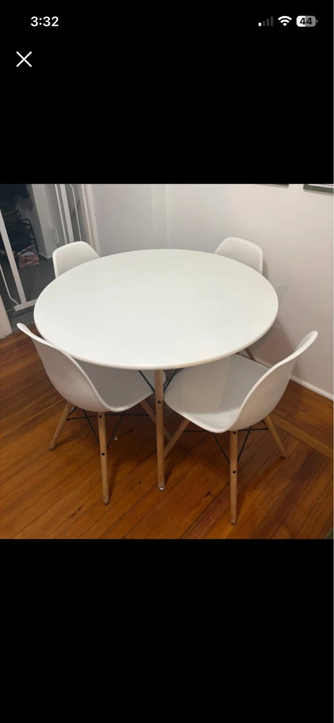Like new dining set w 4 chairs