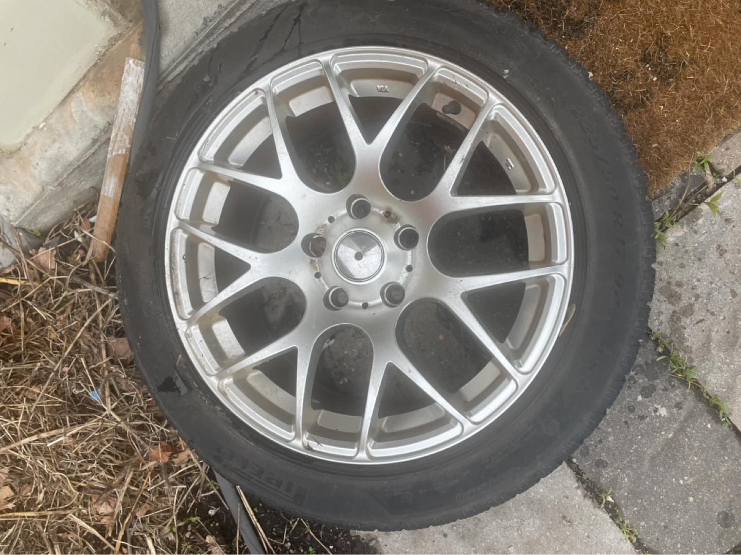 Pirelli 255/50 R17 98W Tire