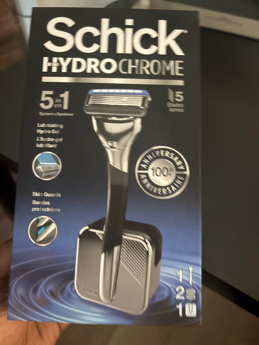 Schick razor with travel station