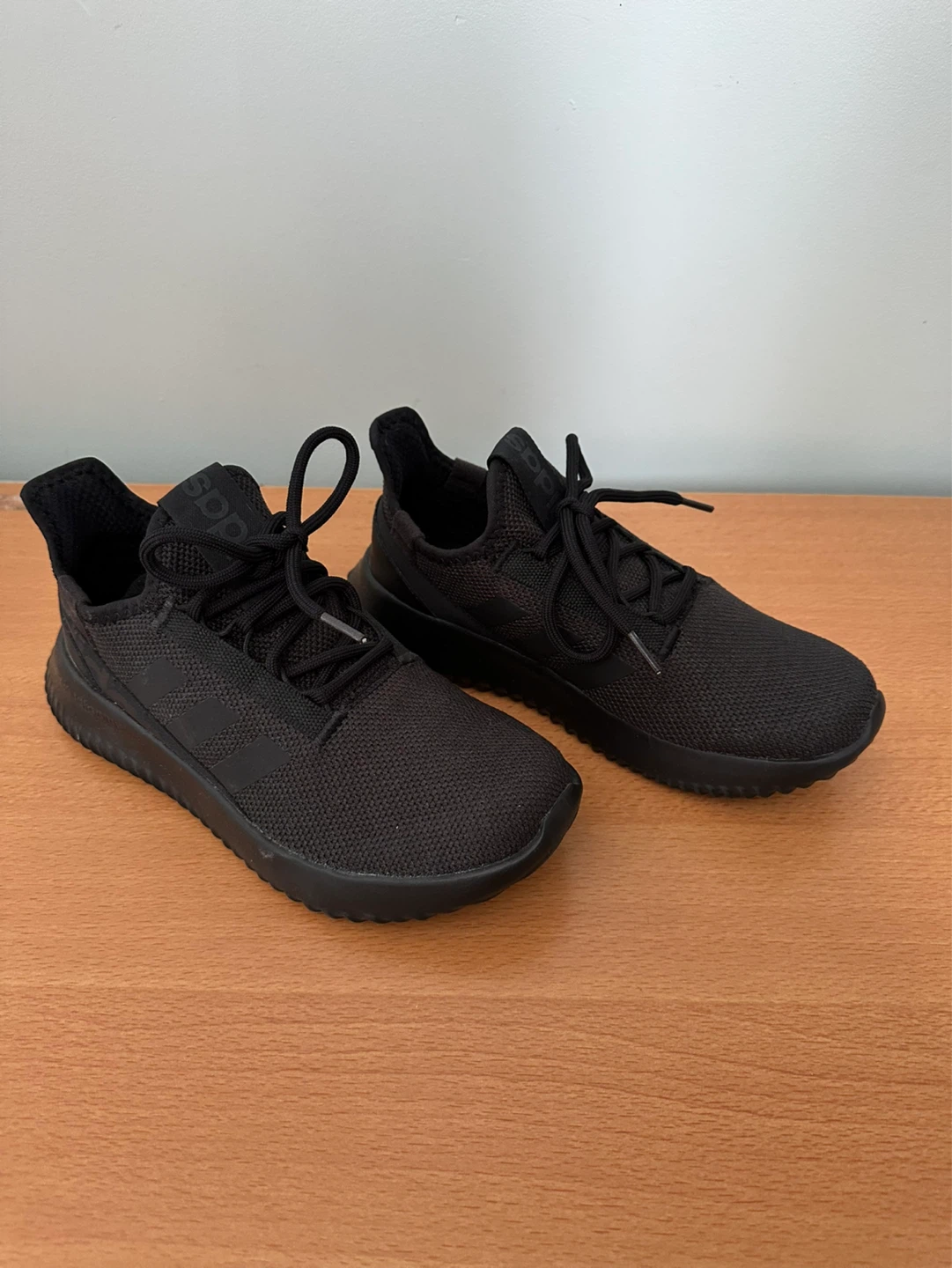 Adidas Youth runners in excellent condition. Size 7 Youth