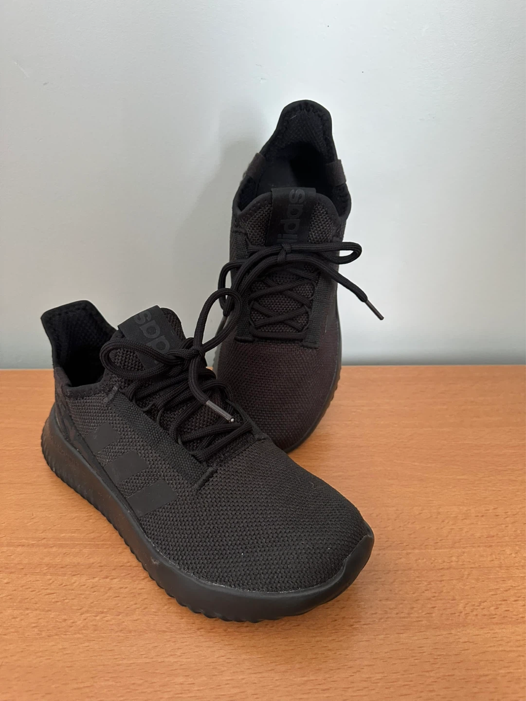Adidas Youth runners in excellent condition. Size 7 Youth - photo 2