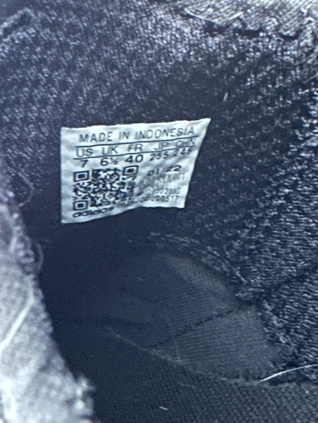 Adidas Youth runners in excellent condition. Size 7 Youth - photo 4