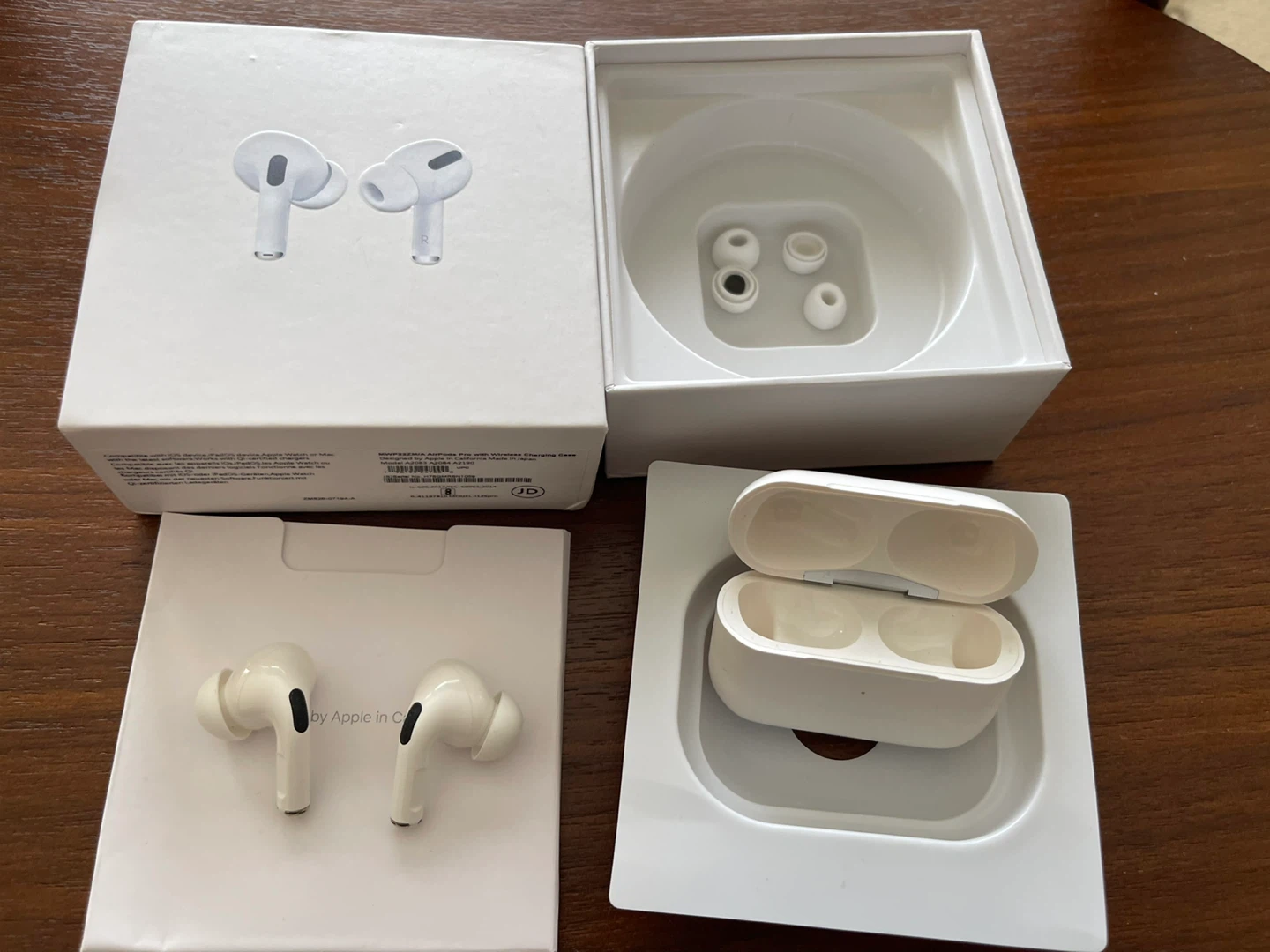 Apple AirPods Pro (1st Gen) with Wireless Charging Case