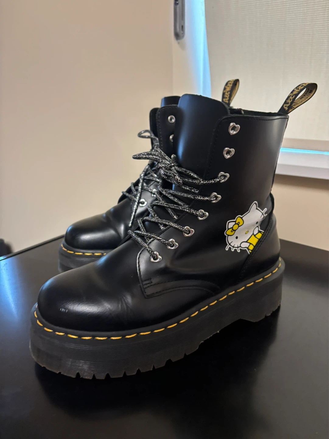 RARE Dr. Martens x Hello Kitty Jadon Platform Boots - photo 3