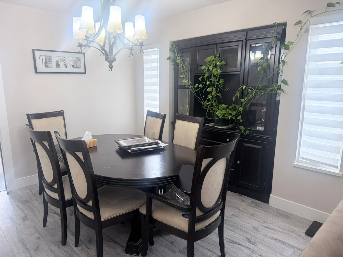 Round Dining Table with 6 Chairs