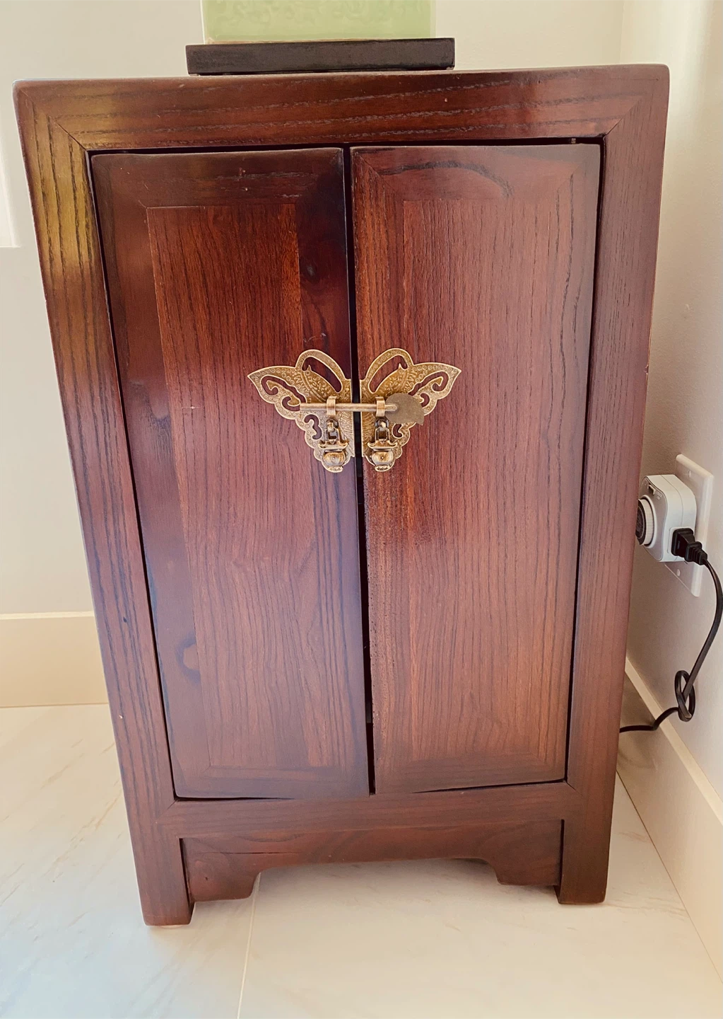BEAUTIFUL VINTAGE SOLID WOOD CHINESE CABINET
