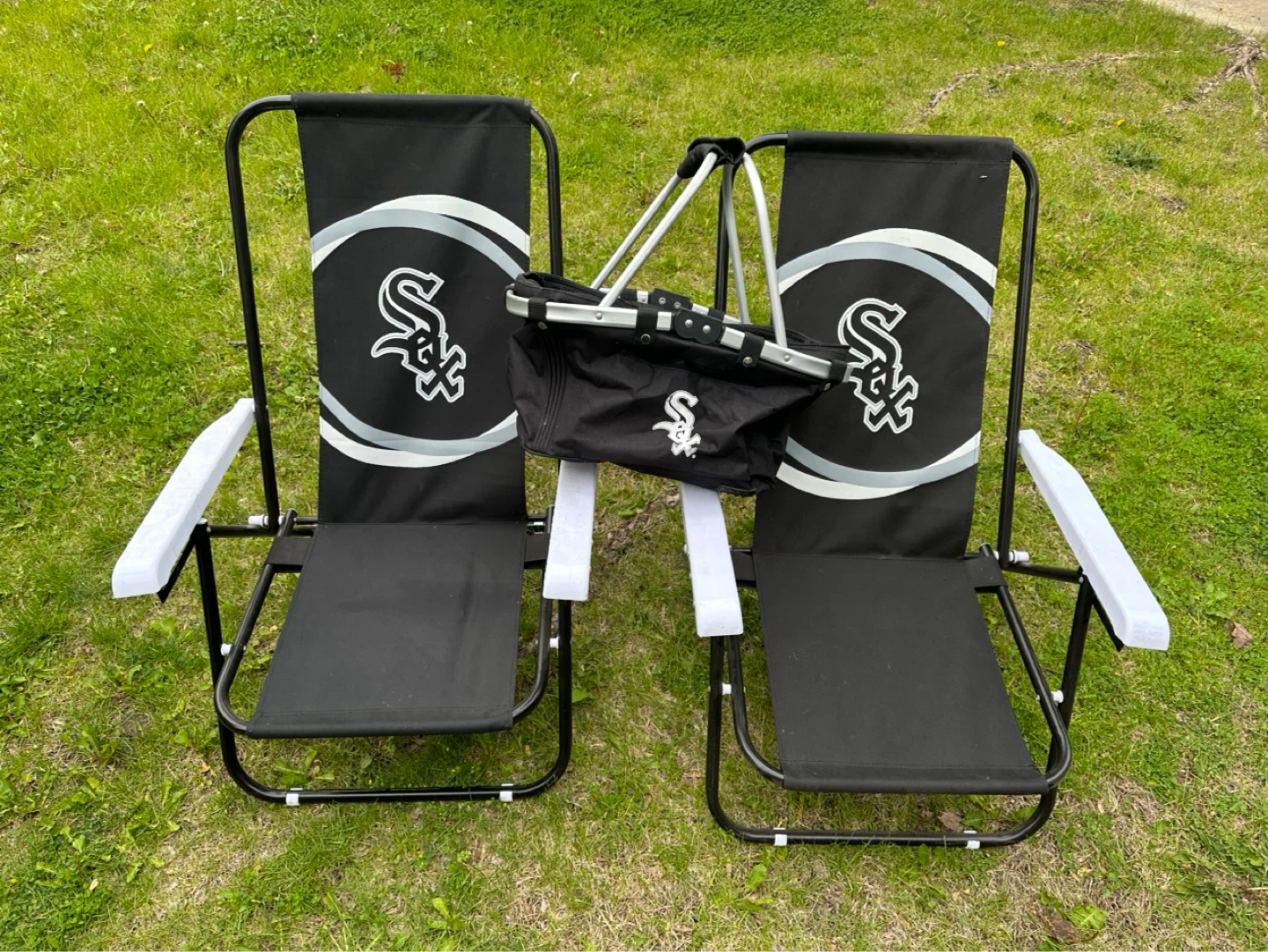 Chicago White Sox 2 Folding Chairs and Picnic basket Set