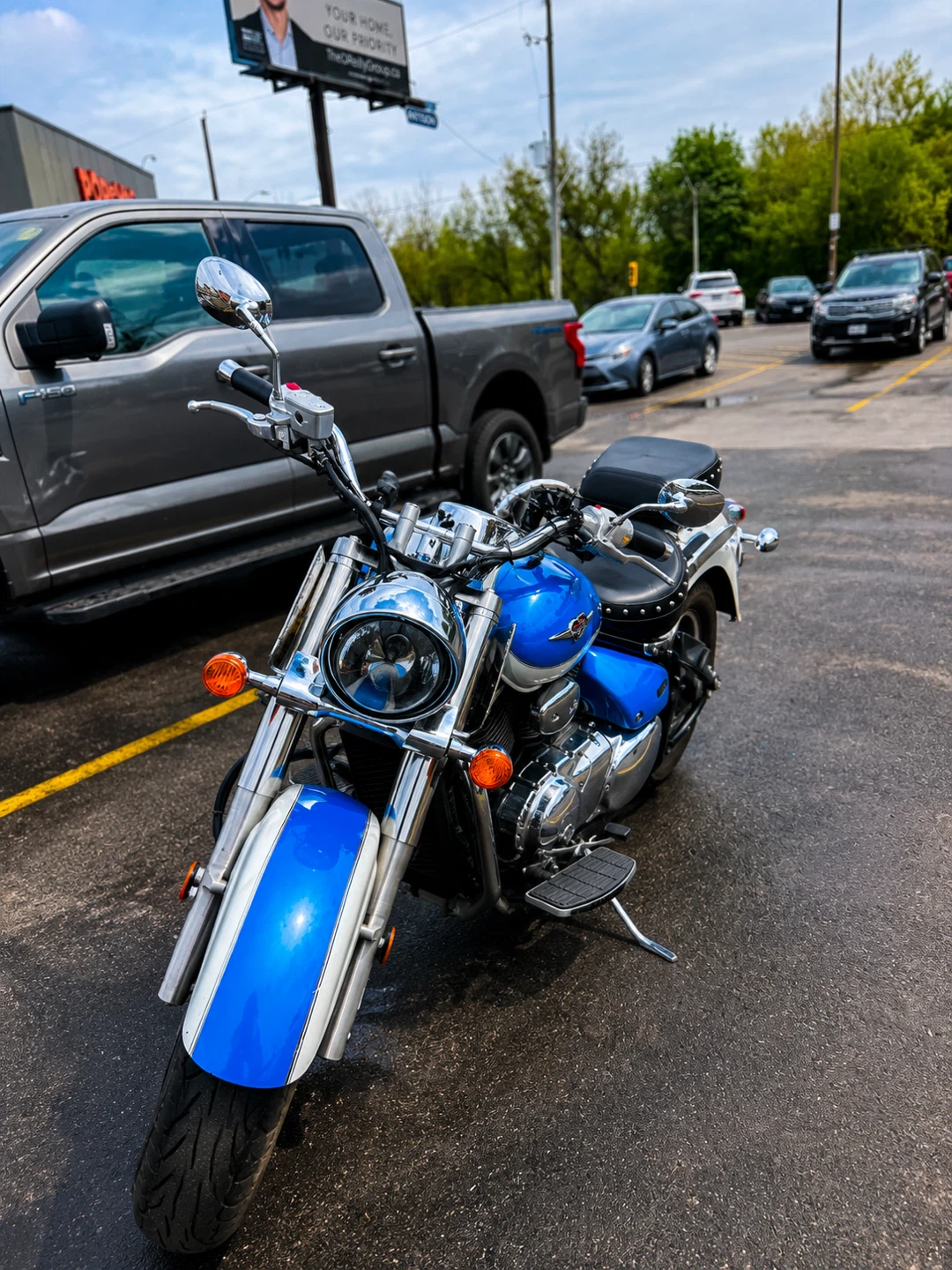Blue and White Suzuki Motorcycle for rent - photo 3