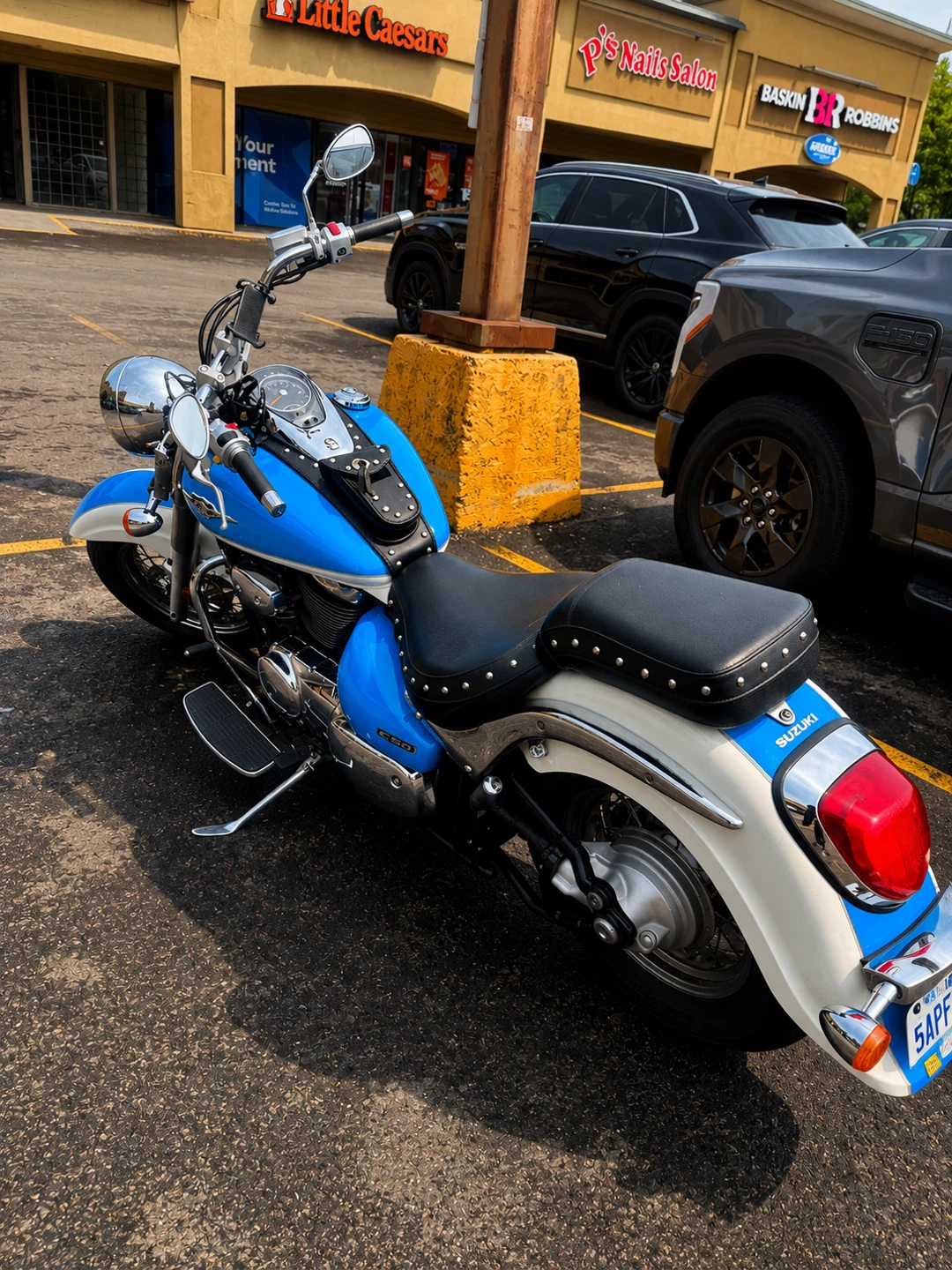 Blue and White Suzuki Motorcycle for rent - photo 2