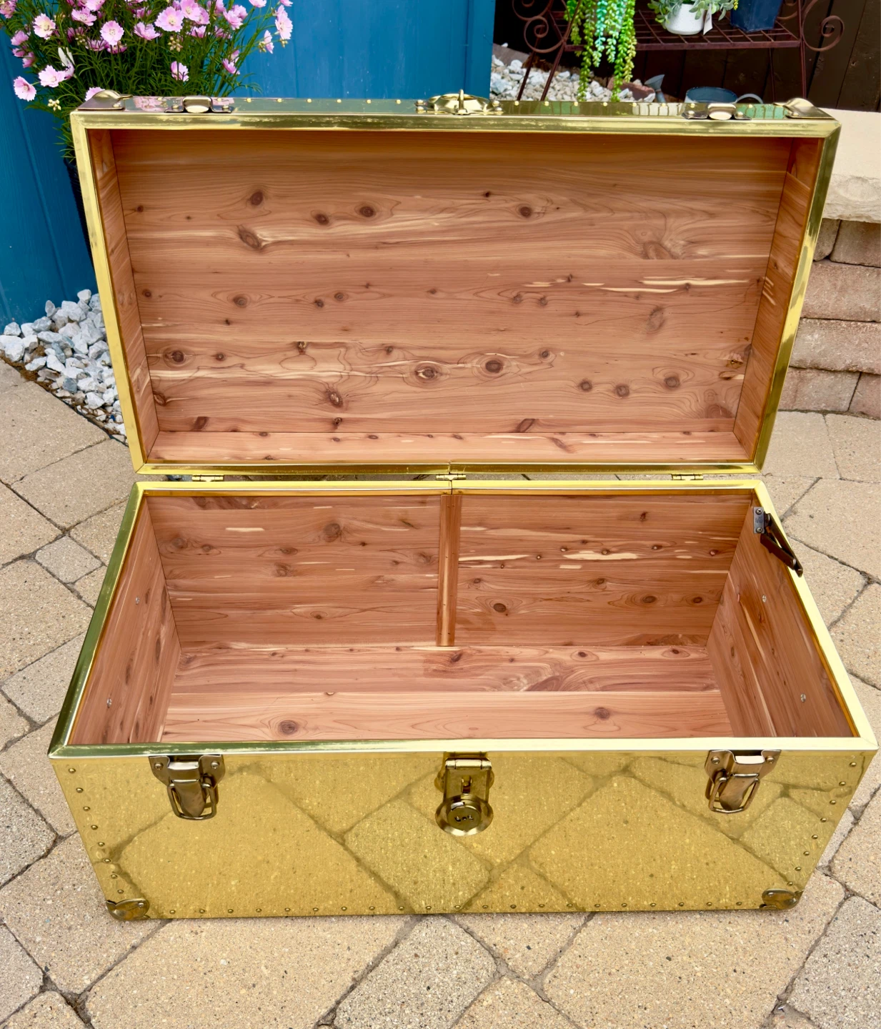 LARGE GOLD METAL TRUNK - photo 2