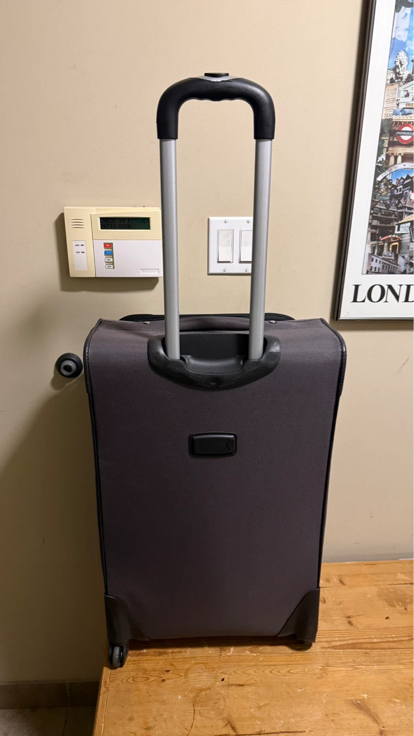 Swiss Gear Grey Rolling Suitcase - photo 3