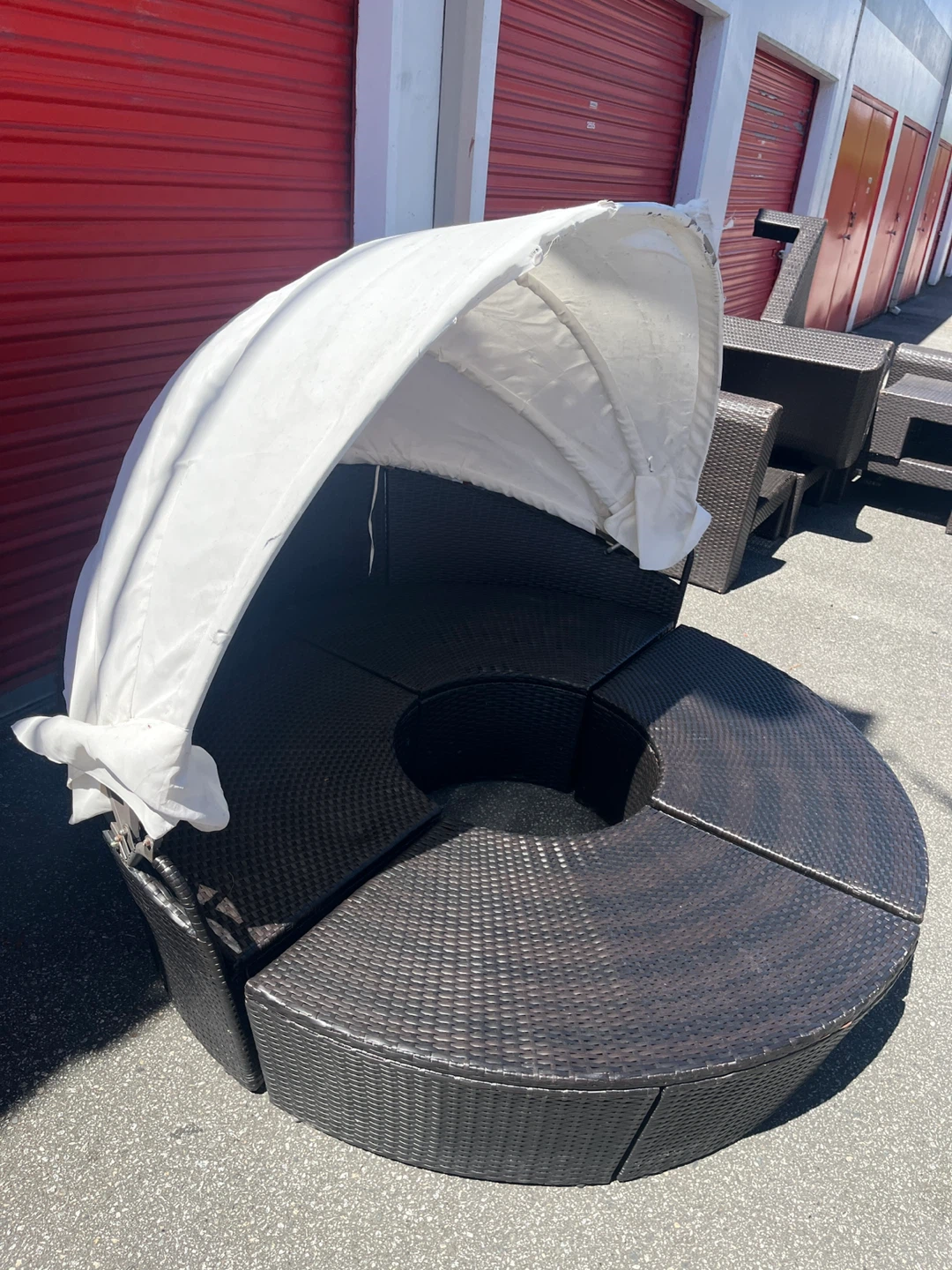 Round Wicker Daybed with Canopy