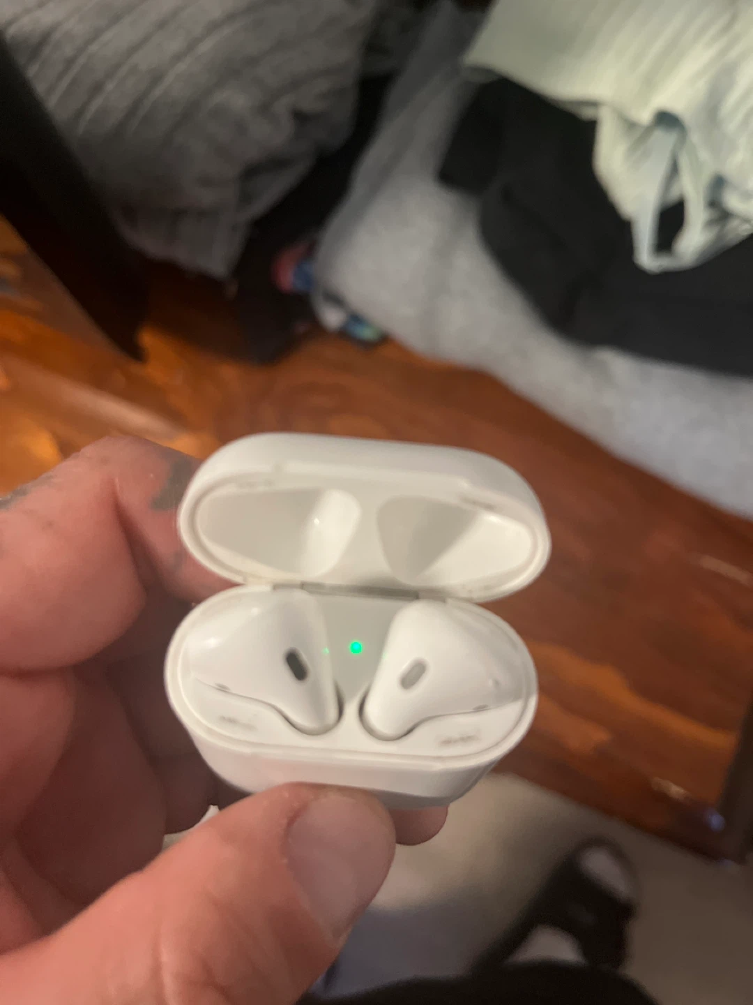 Apple AirPods Pro (1st Gen) with Charging Case - photo 2