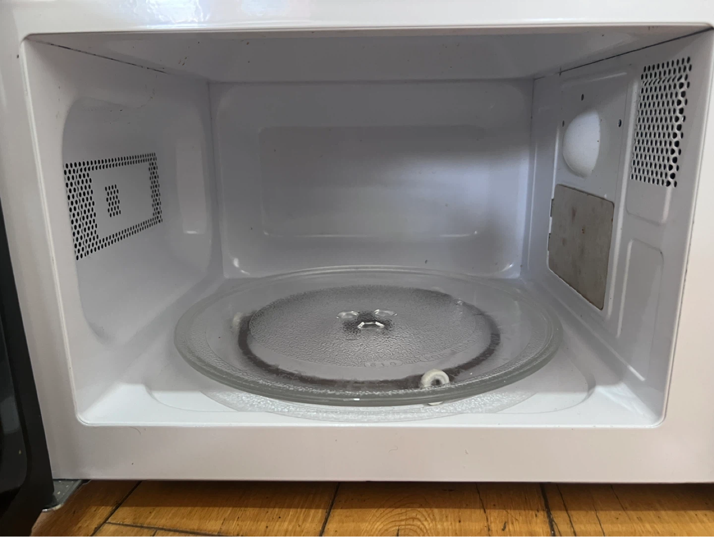 Hamilton Beach 0.7 Cu.ft. Microwave - photo 3