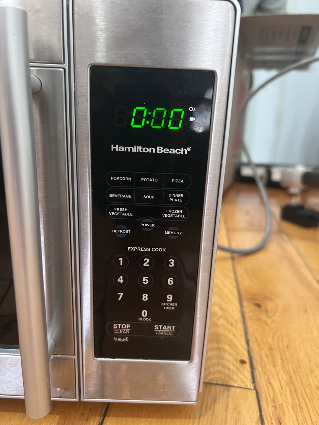 Hamilton Beach 0.7 Cu.ft. Microwave - photo 4
