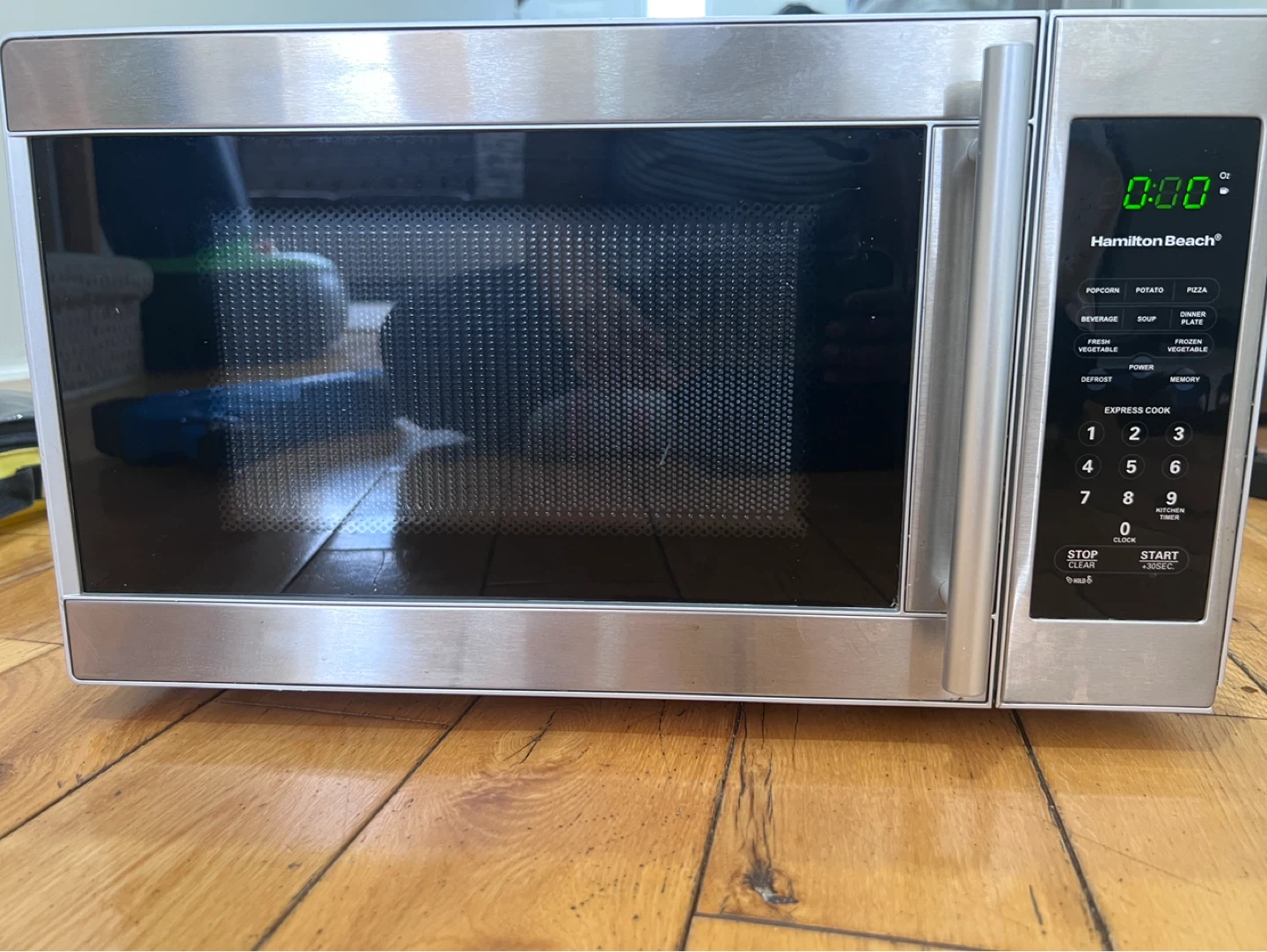 Hamilton Beach 0.7 Cu.ft. Microwave - photo 2