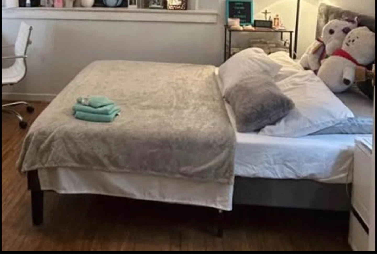Queen Size Upholstered Bed Frame – Like New ✨ - photo 3
