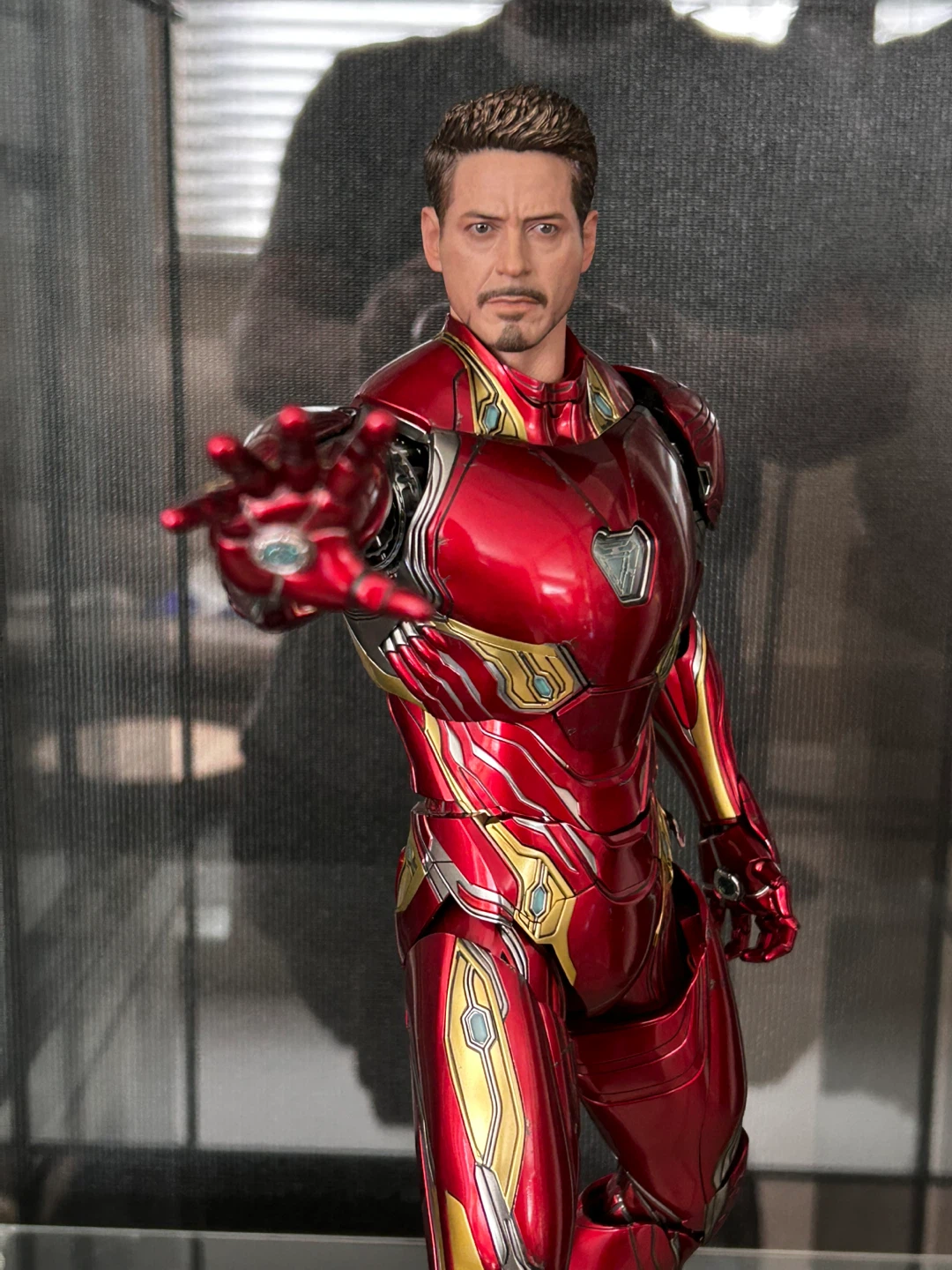 Hot Toys Iron Man Mark L Avengers Infinity War Action Figure - photo 2