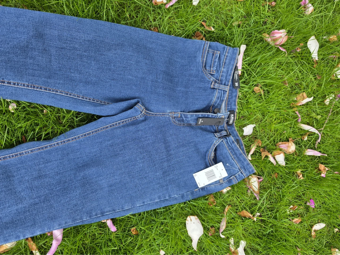20$ Buffalo Jeans - (Women's with tag price 89$ )
