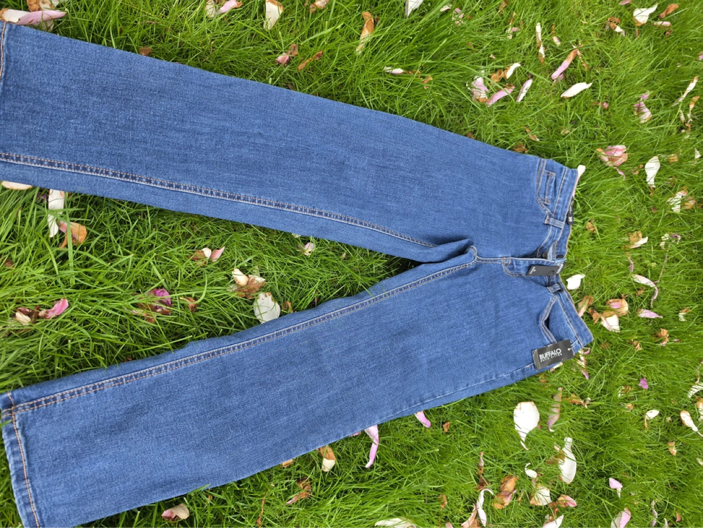 20$ Buffalo Jeans - (Women's with tag price 89$ ) - photo 2