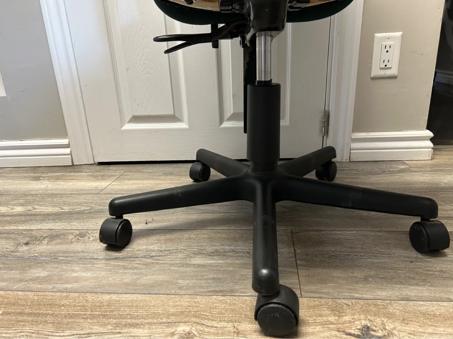 Green Office Chair with Casters - photo 2