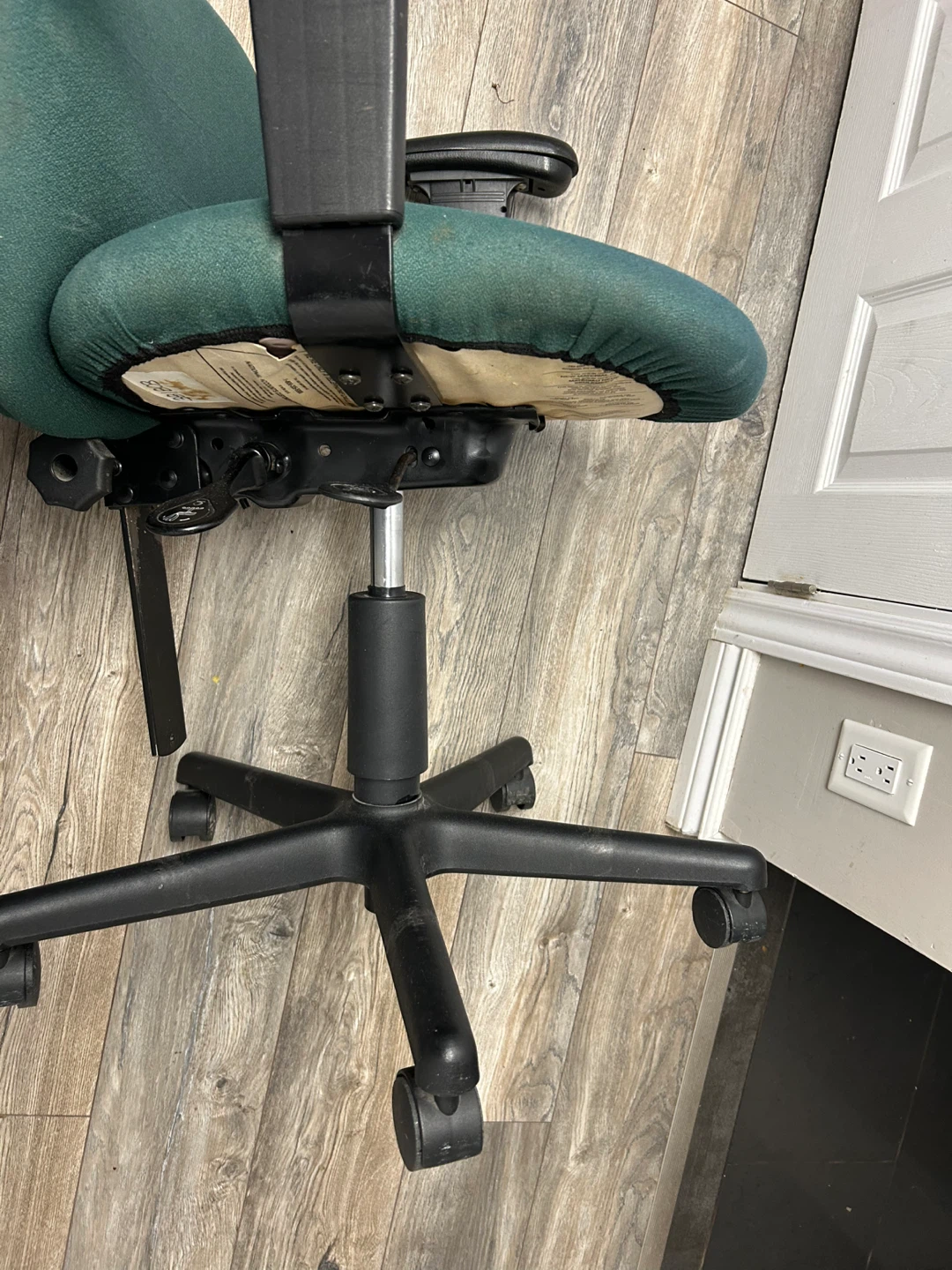 Green Office Chair with Casters - photo 4
