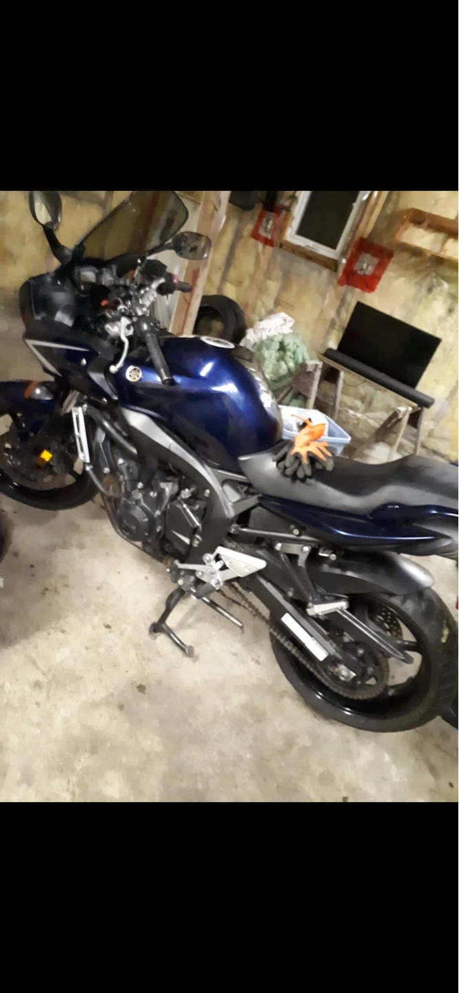 Blue Yamaha 600 CC Motorcycle
