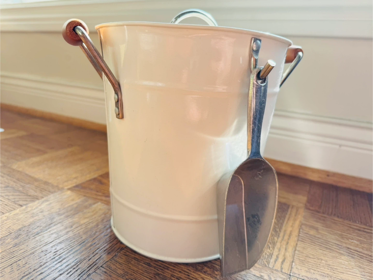 MUTI Enamelled White Ice Bucket with Shovel - Brand New
