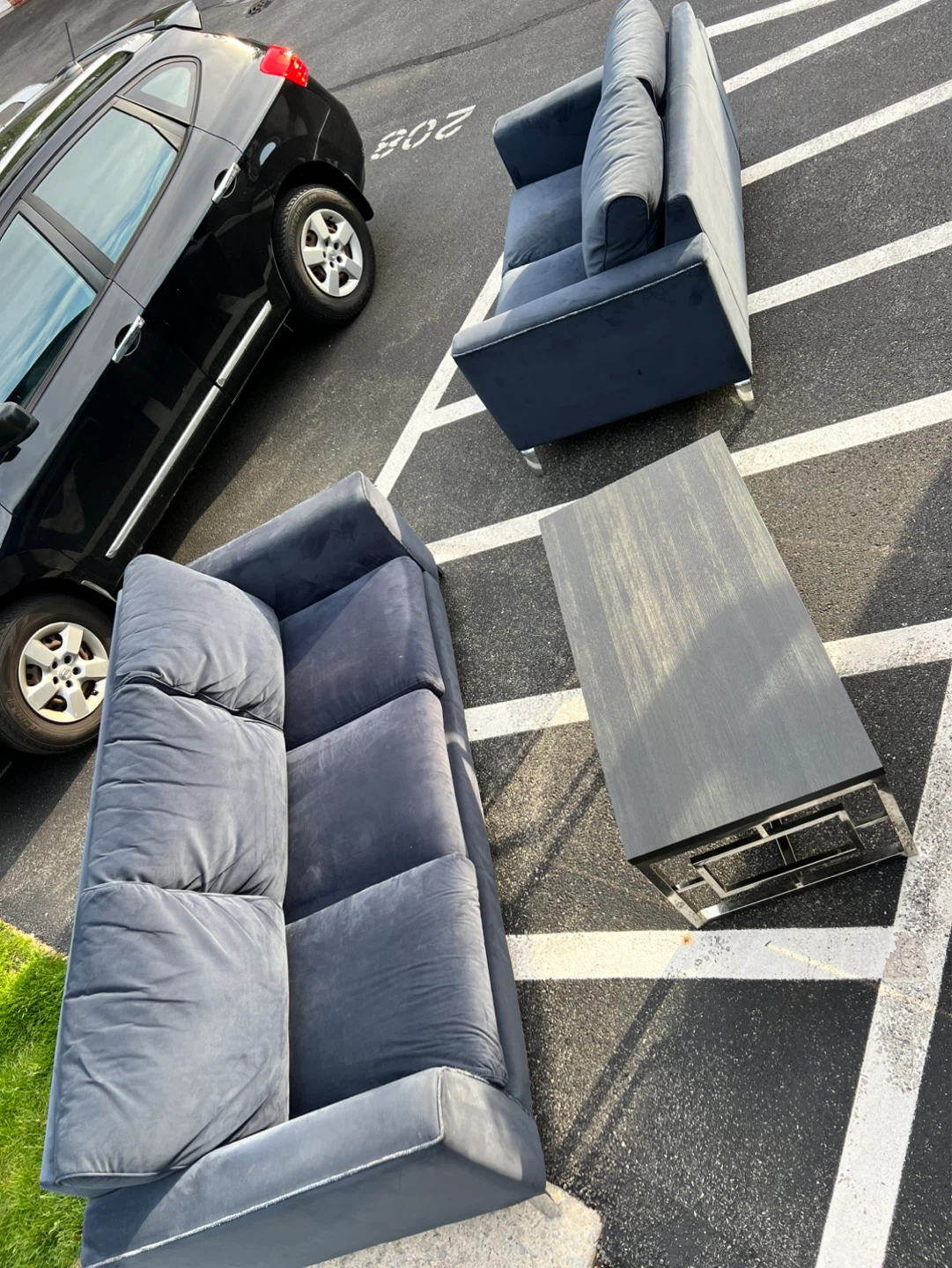 Sofa/Loveseat set and Coffee Table - photo 2