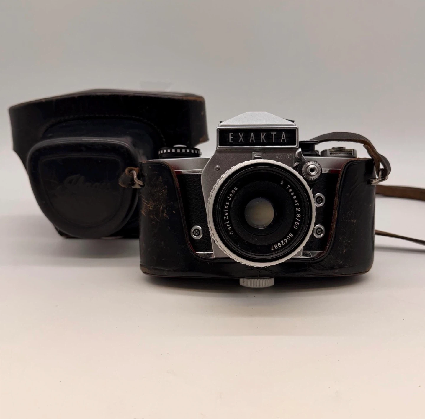 Exakta VX 1000 35mm Film Camera with Carl Zeiss Jena Tessar Lens