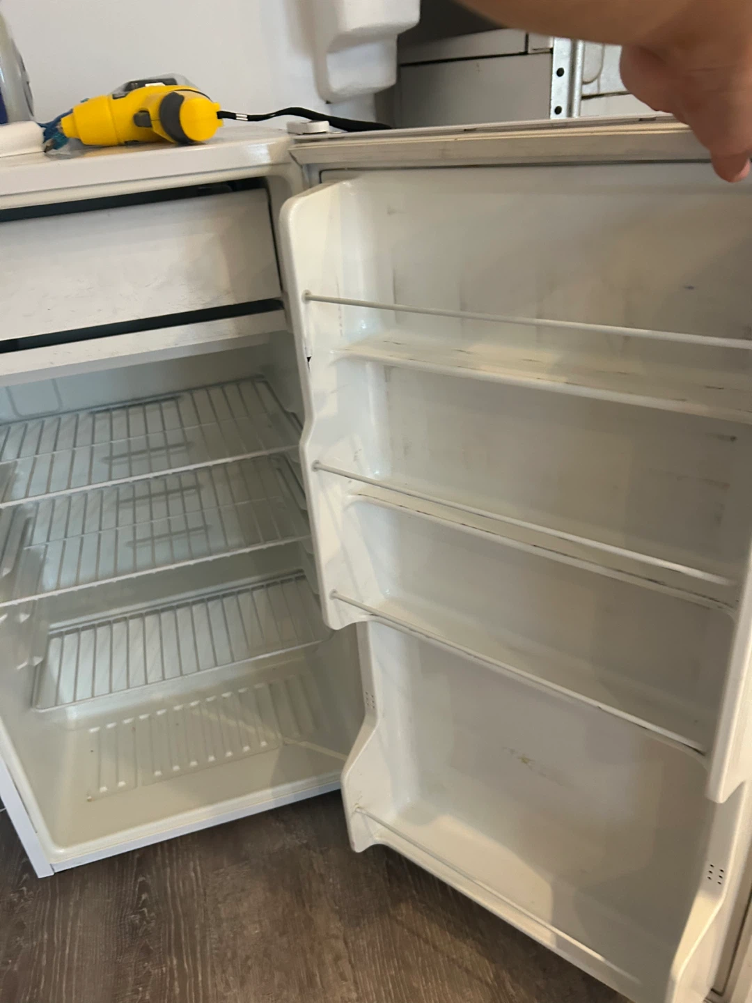 Sanyo White Mini Fridge - photo 2