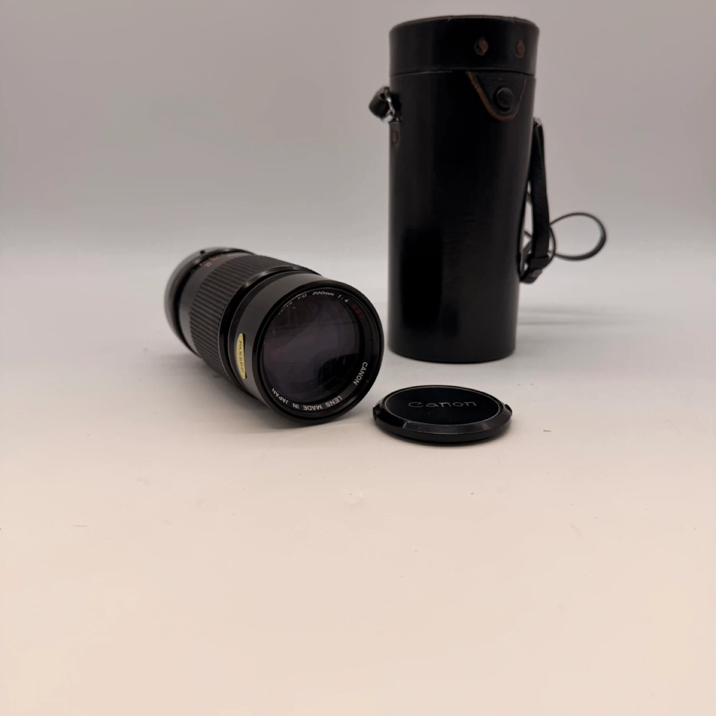 Canon FD 200mm f/4 SSC Telephoto Lens w Case Vintage Japan