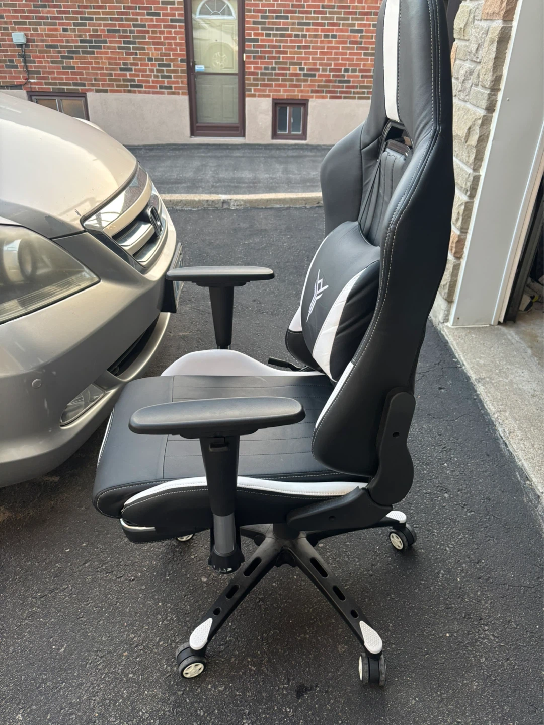 Black and White Gaming Chair with Footrest - photo 3