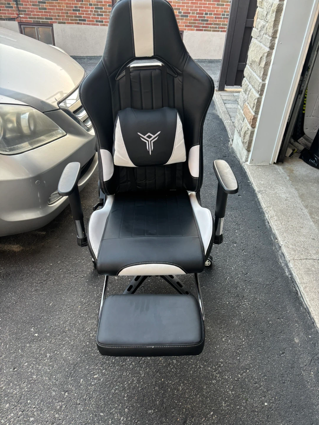 Black and White Gaming Chair with Footrest - photo 5