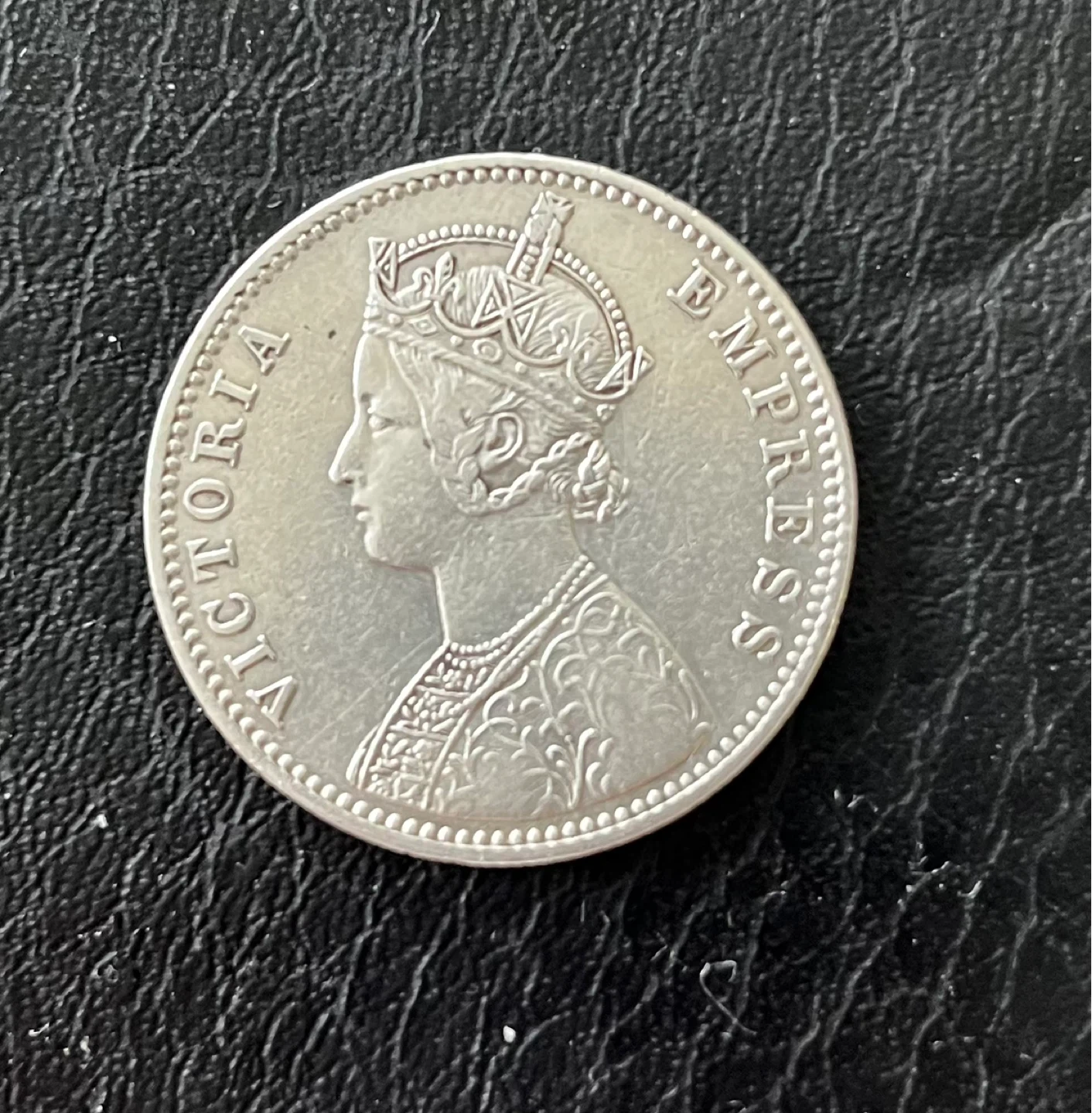 Silver 1892 British India One Rupee Coin - Victoria Empress - photo 3
