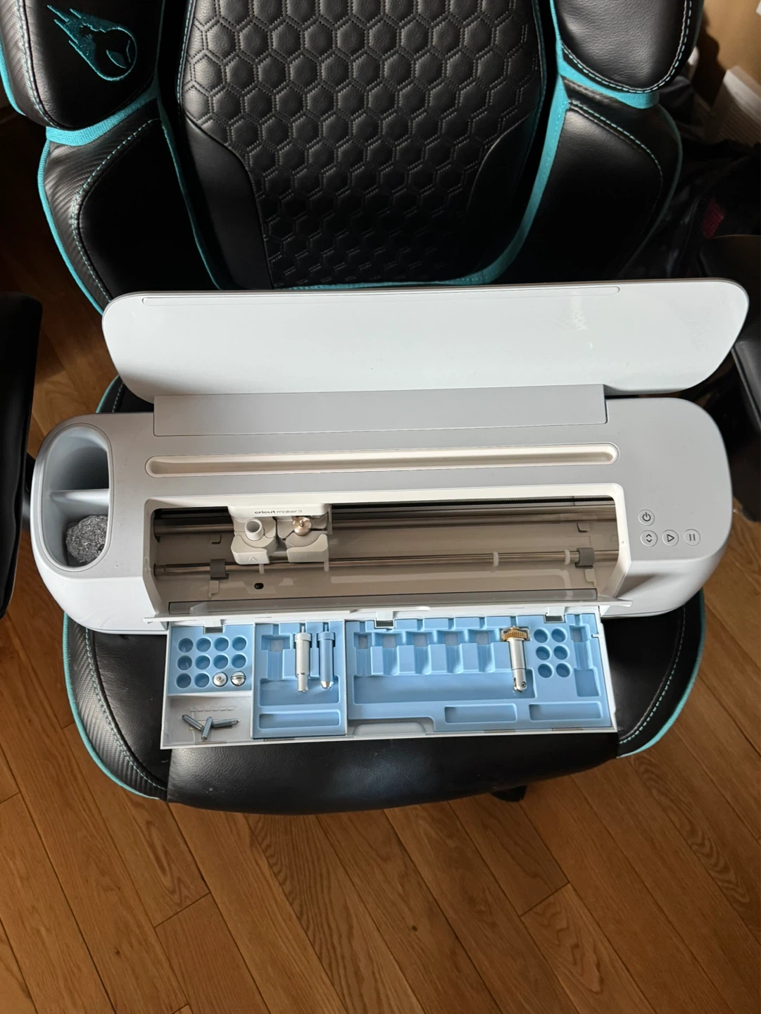 Cricut Maker Cutting Machine and Lightbox Bundle - photo 4