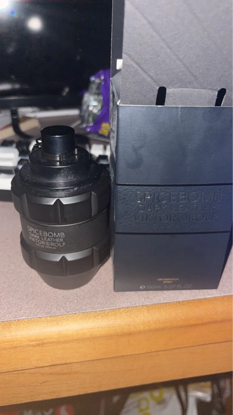 Dark leather Spice Bomb EDP