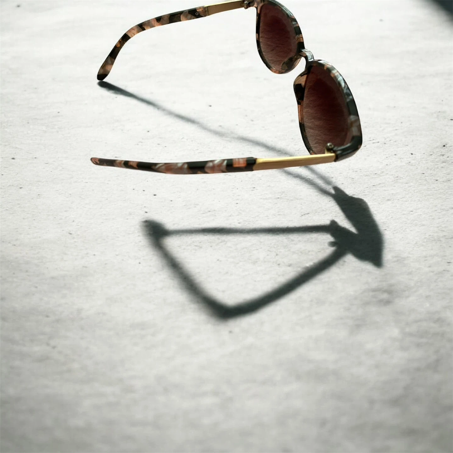 Stylish Tortoiseshell & Gold Sunglasses - photo 2