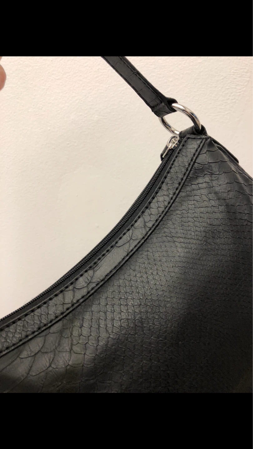 Guess Black Embossed Shoulder Bag - photo 4
