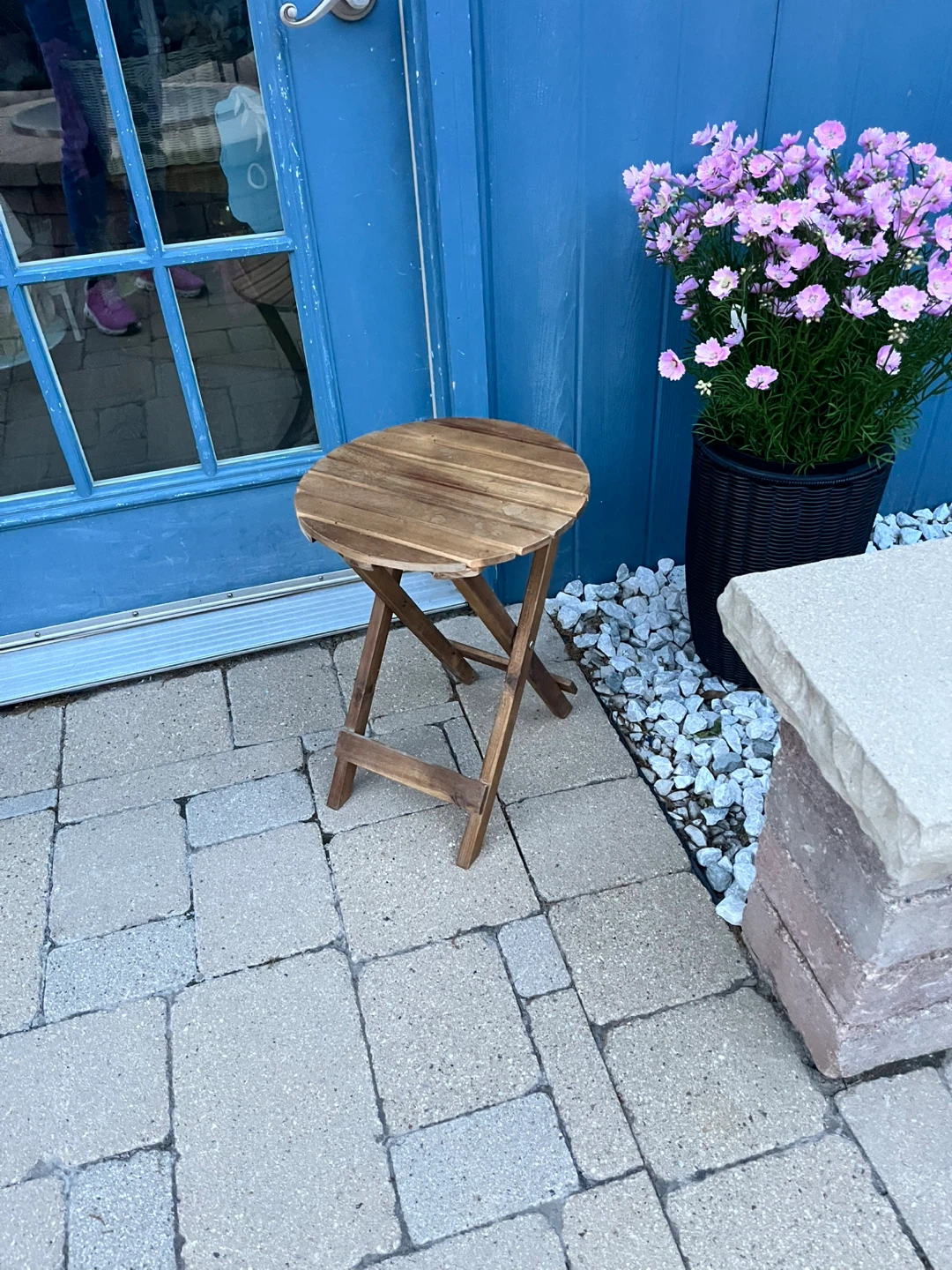 VERY SMALL OUTDOOR FOLDABLE TOUND TABLE