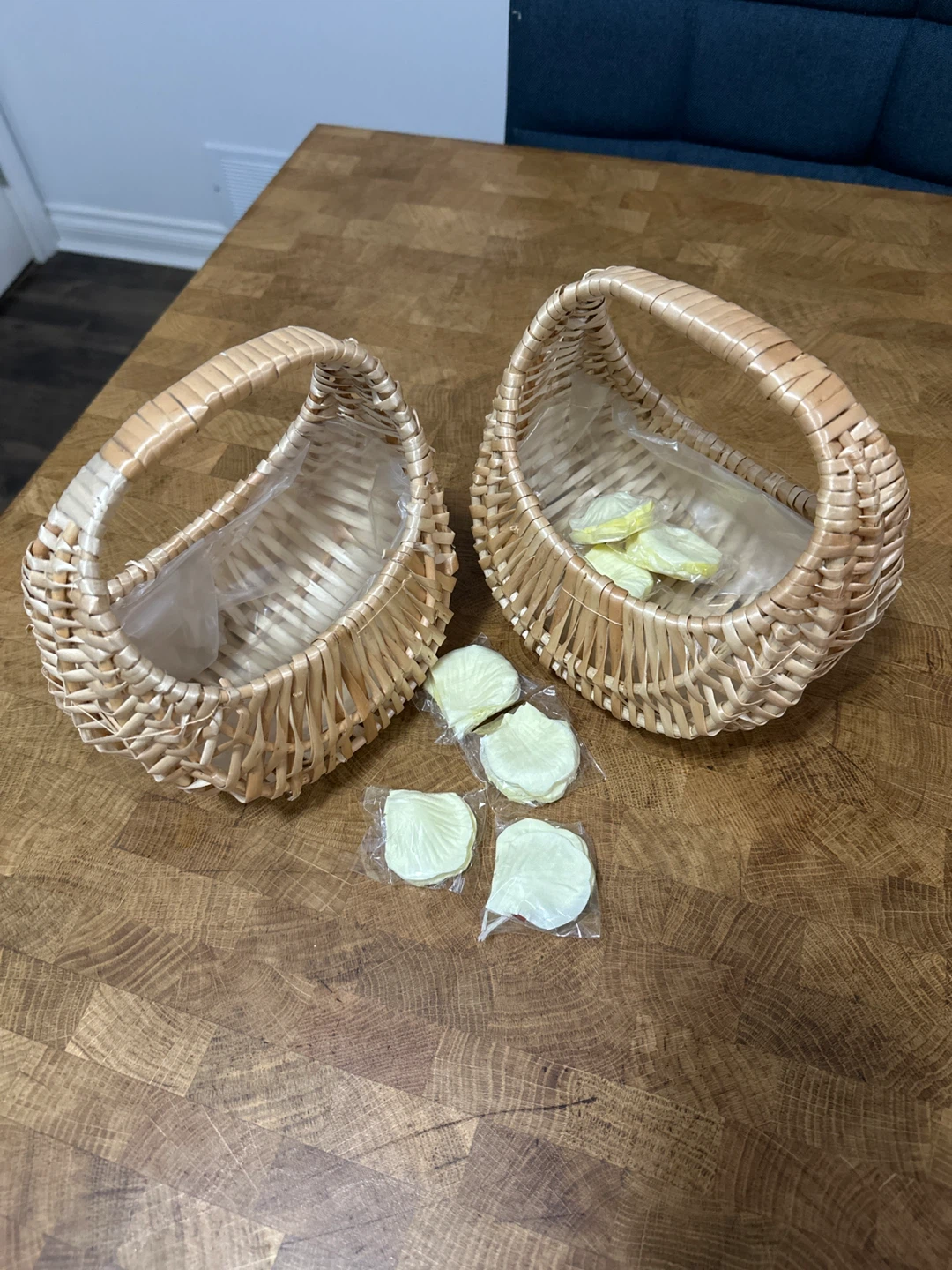 Set of 2 Wicker Baskets with Flower Petals