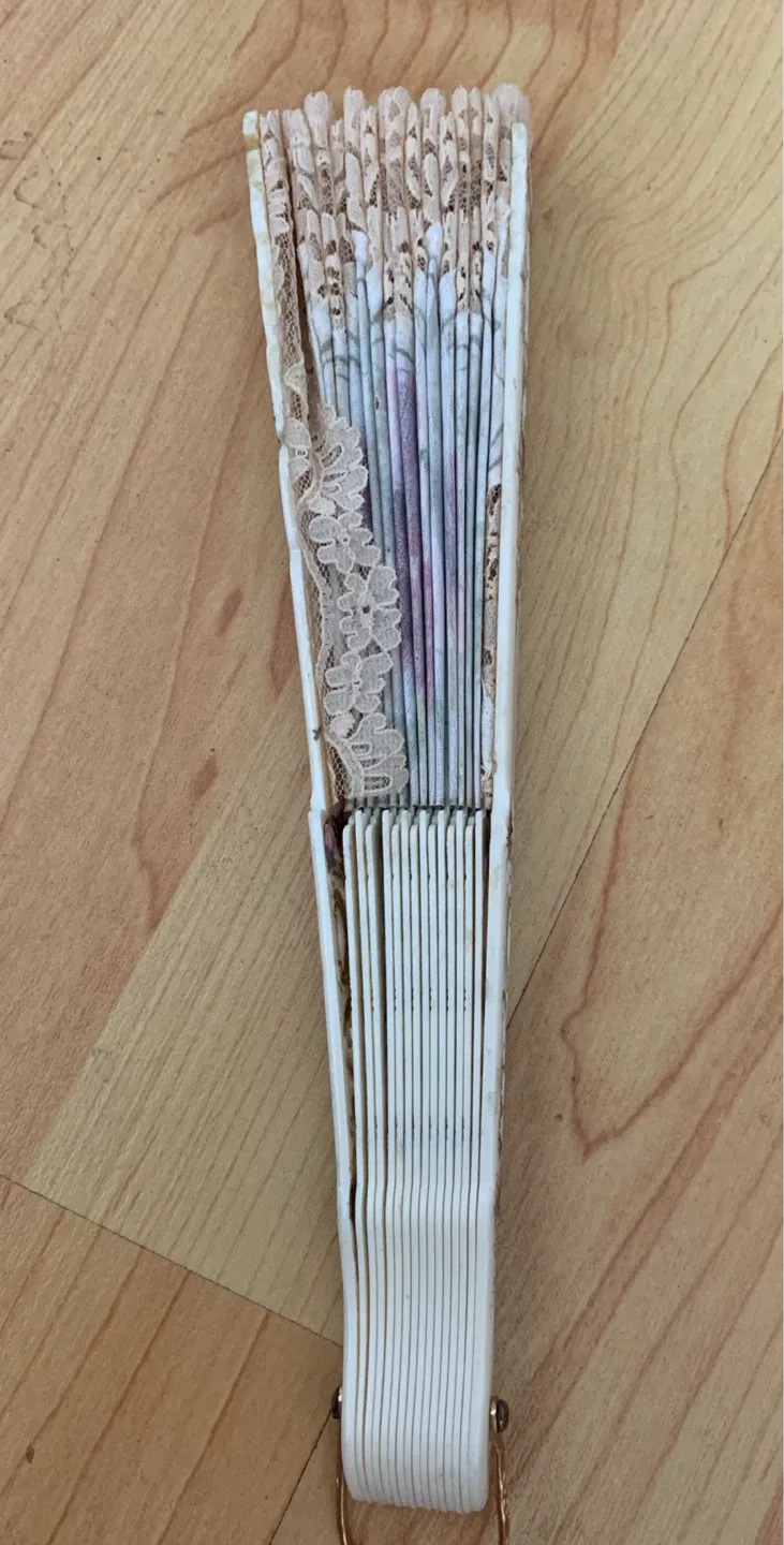 Vintage Hand Fan with Floral Lace Design - photo 5