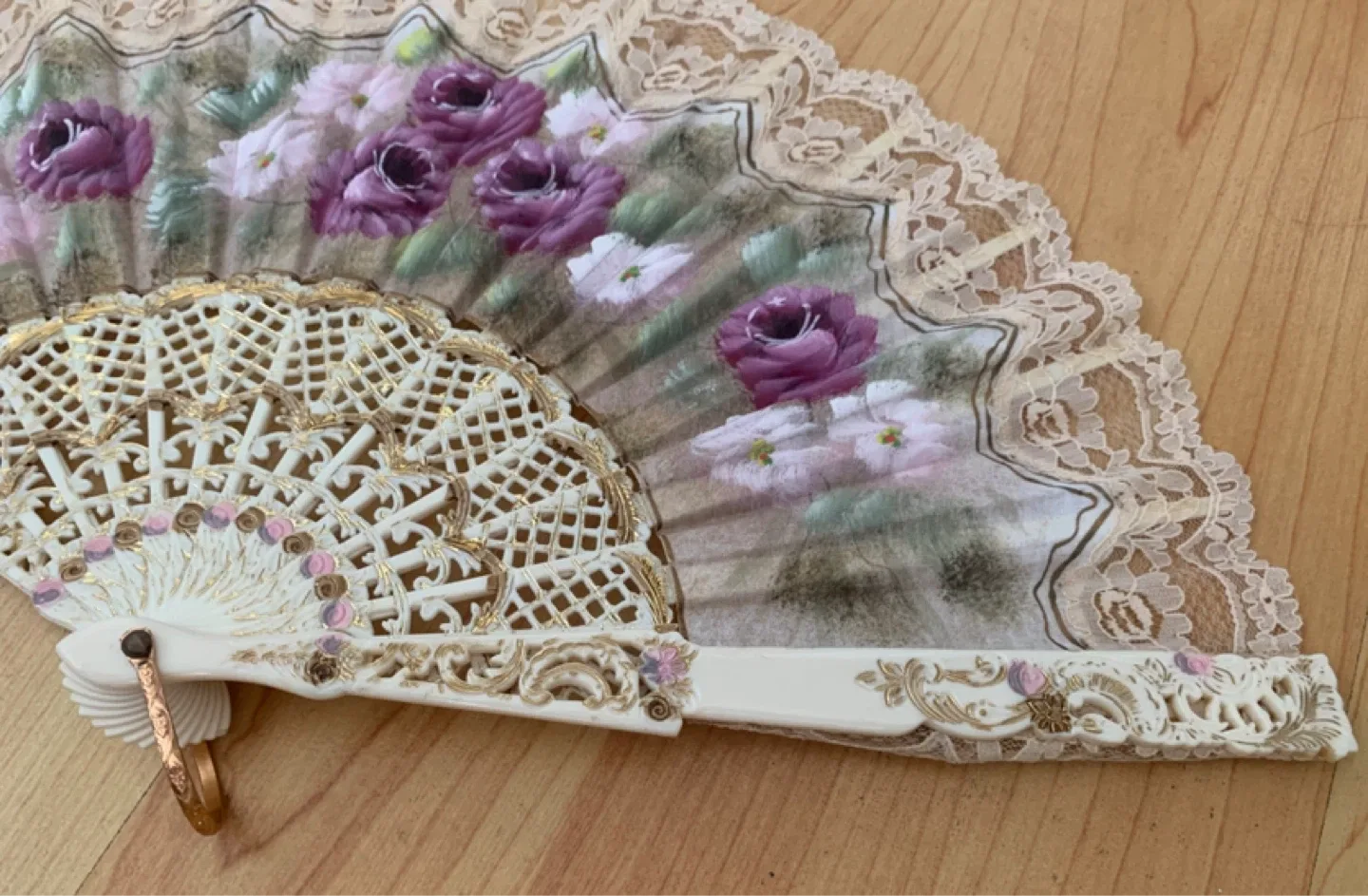 Vintage Hand Fan with Floral Lace Design - photo 4