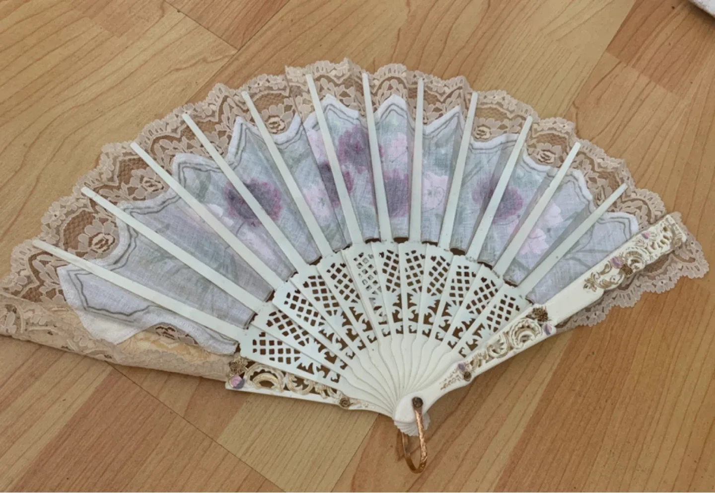 Vintage Hand Fan with Floral Lace Design - photo 3