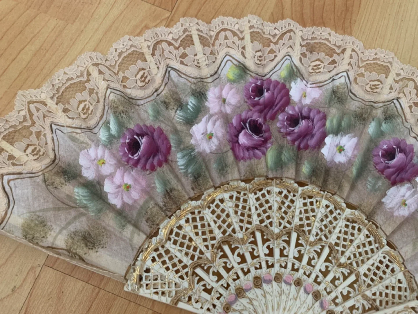 Vintage Hand Fan with Floral Lace Design - photo 2